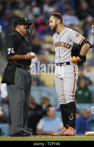 Los Angeles, CA, Stati Uniti d'America. 2 apr, 2019. San Francisco Giants terzo baseman Evan Longoria (10) sostiene un chiama sciopero tre con arbitro Giovanni Tumpane (74) durante il gioco tra i San Francisco Giants e il Los Angeles Dodgers al Dodger Stadium di Los Angeles, CA. (Foto di Peter Joneleit) Credito: csm/Alamy Live News Foto Stock