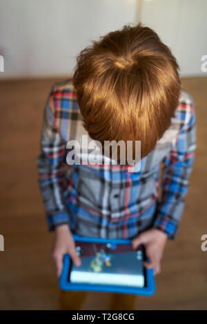 Ragazzo giocando Tablet Foto Stock