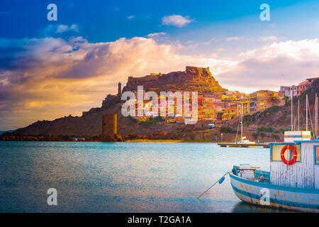 Vista aerea del paesaggio, barche e il porto della città di Castelsardo, una delle più belle città della Sardegna, Italia. Foto Stock