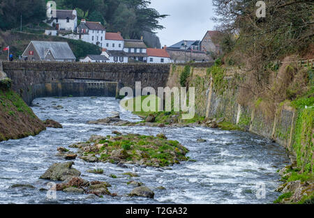 Lynmouth, River Gorge con la confluenza del West Lyn e Oriente Lyn fiumi, bridge e gli edifici in background, Devon, Inghilterra, Regno Unito. Foto Stock