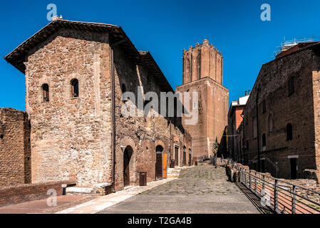 Opinioni dei Mercati Traianei (Traiano disponibile sul mercato), parte dei Fori Imperiali, con Torre delle Milizie in background, in Roma, Italia Foto Stock