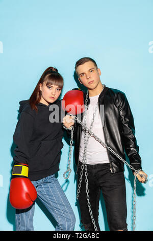 Giochi di sport. Chiudere moda ritratto di due giovani Cool Parigamba e ragazza ragazzo che indossa jeans usura. Studio shot di due gravi migliori amici divertendosi o Foto Stock