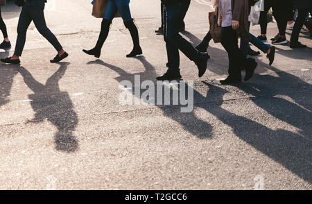 Le gambe della folla di persone amanti dello shopping a piedi su Regent Street holding borse per lo shopping nella città di Londra Foto Stock