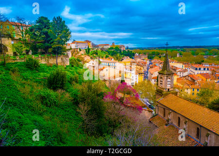 Antenna vista superiore di Beziers architettura cittadina dal di sopra, il sud della Francia. Foto Stock