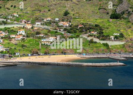 Spiaggia di sabbia della città costiera di Machico sulla costa est, Madeira, Portogallo Foto Stock