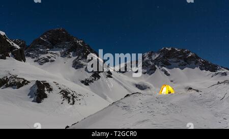 Tenda illuminata nella neve sul Madelejoch, night shot, vicino Kemptner capanna, Allgau Alpi, Tirolo, Austria Foto Stock