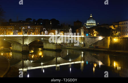 Vista notturna di Roma con il Ponte Umberto ponte sul fiume Tevere. Foto Stock