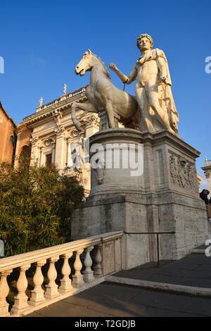 Dioscuri equestre statua sulla parte superiore della Cordonata stair nella piazza del Campidoglio a Roma Lazio Italia. Foto Stock