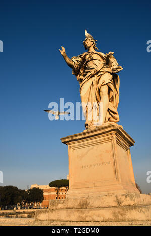 Figura di angelo sul Aelian ponte che conduce al castello di Santo Angelo a Roma. Foto Stock