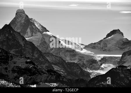 Monocromatico del Matterhorn (sinistra) e Dent d'Herens nel Sud delle Alpi Svizzere tra Zinal e Zermatt. Catturate la sera sun Foto Stock