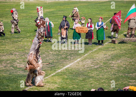 VARVARA, Bulgaria - 24 Marzo 2019: momento dal Festival Nazionale Derviscio Varvara presenta le tradizioni del bulgaro Kuker giochi. Gli artisti interpreti o esecutori presente il Foto Stock