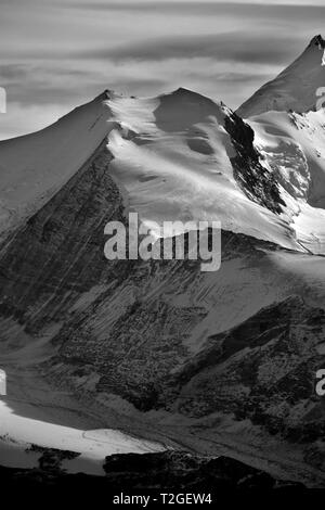 Monocromatico del Bishorn nel Sud delle Alpi Svizzere tra Zinal e Zermatt sopra il ghiacciaio di Brunegg Foto Stock