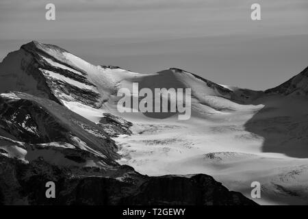 Monocromatico di Rodano Brunegghorn sopra il ghiacciaio di Brunegg nel Sud delle Alpi Svizzere tra Zinal e Zermatt Foto Stock