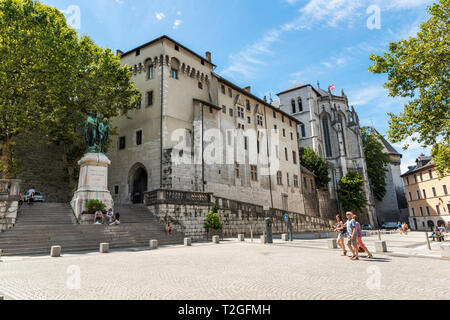 Chambery in Savoia, Francia orientale): la "Château des Ducs de Savoie" (Castello dei Duchi di Savoia e la sua piazza. *** Caption locale *** Foto Stock