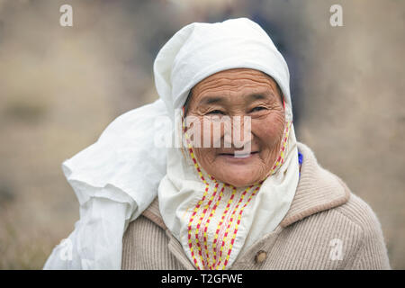 Il bayan Ulgii, Mongolia, 3 ottobre 2015: vecchia donna mongola Foto Stock