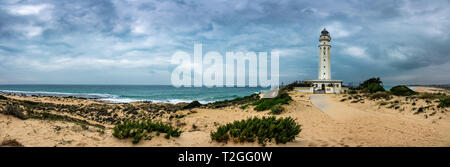 Ampio angolo di vista panoramica gigapan del faro di Trafalgar sotto nuvole temporalesche a Cadiz Foto Stock