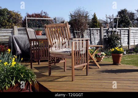 Giardino in legno deck PATIO IN PRIMAVERA Foto Stock