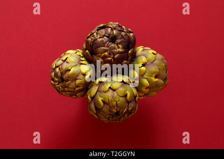 Gruppo di 4 carciofi isolato da sopra per un vino di sfondo concetto flatlay Foto Stock