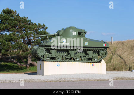 Utah Beach, in Normandia, Francia, Marzo,26, 2019, Sherman serbatoio che è parte della seconda francese Divisione Corazzate sbarchi monumento Foto Stock