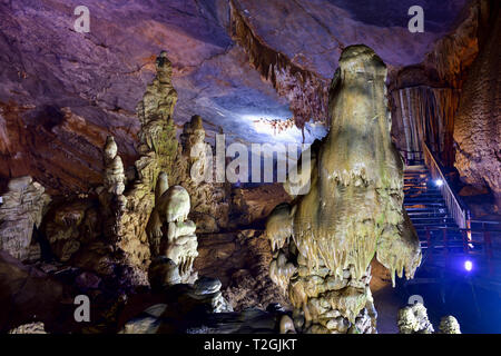 Incredibile forme geologiche in paradiso grotta nei pressi di Phong Nha, Vietnam. Grotta di pietra calcarea ricca di stalattiti e stalagmiti. Foto Stock