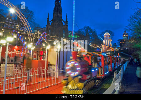 Edimburgo le luci di Natale e di feste, treno giostre, i giardini di Princes Street, Scotland, Regno Unito. Foto Stock