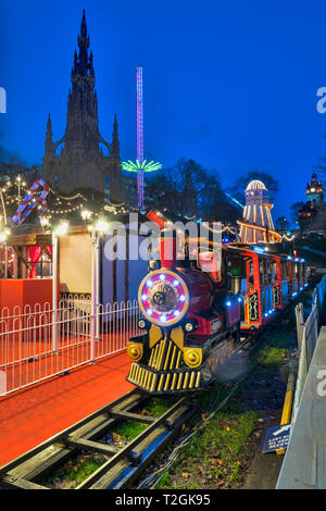 Edimburgo le luci di Natale e di feste, treno giostre, i giardini di Princes Street, Scotland, Regno Unito. Foto Stock