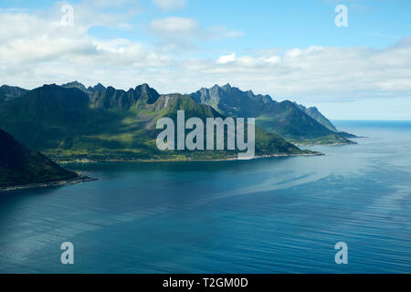 Guardando oltre a Mefjorden Mefjordvaer dalla montagna Segla su Senja Troms in Norvegia Foto Stock