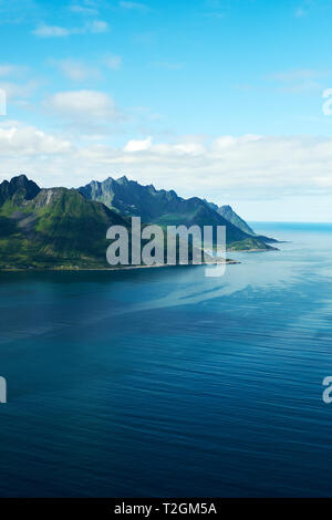 Guardando oltre a Mefjorden Mefjordvaer dalla montagna Segla su Senja Troms in Norvegia Foto Stock
