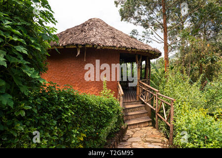 Suite luna di miele a molle in mogano Safari Lodge vicino alla Foresta impenetrabile di Bwindi National Park nel sud ovest dell Uganda, Africa orientale Foto Stock