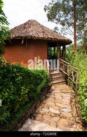 Suite luna di miele a molle in mogano Safari Lodge vicino alla Foresta impenetrabile di Bwindi National Park nel sud ovest dell Uganda, Africa orientale Foto Stock