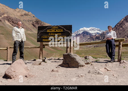 Un paio di trekking verso monte Aconcagua nelle Ande, Argentina. Foto Stock