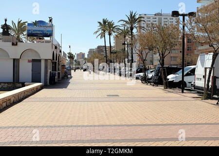 Fuengirola, costo del Sol, Spagna. Marzo 25, 2019. Per i turisti e la gente del posto a piedi il Paseo Maritimo promenade in marzo a Fuegirola sulla costa. Foto Stock