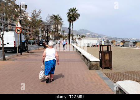 Fuengirola, Costa del Sol, Spagna. Marzo 26, 2019. I turisti a piedi il Paseo Maritimo promenade di Fuegirola sulla Costa del Sol in Spagna. Foto Stock