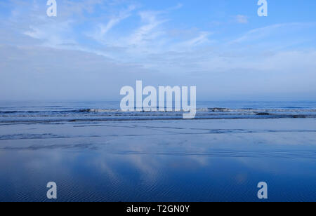 Blue seascape, Sheringham Beach, a nord di Norfolk, Inghilterra Foto Stock