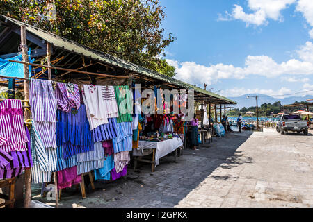 Santiago Atitlan, lago Atitlan, Guatemala - Marzo 8, 2019: bancarella vendendo tessuti Maya & Souvenir Maya più grande città sul lago Atitlan in Guatemala Foto Stock