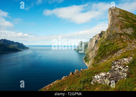 Cerca fino a Mefjorden Segla montagna sulla Hesten sentiero escursionistico in Senja Troms in Norvegia Foto Stock