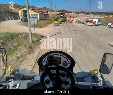 Boljevac, Serbia - Aprile 02, 2019: macchine Asfalto impostato sul percorso e lavoratori pronto per iniziare la salita la strada a Boljevac, Serbia Foto Stock