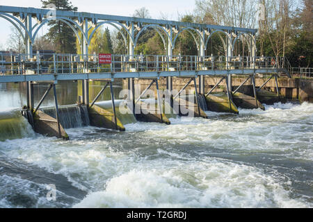 La weir a Marsh bloccare vicino a Henley-on-Thames con fast-acqua corrente Foto Stock