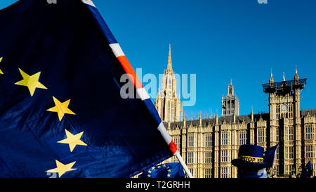 Unione europea e britannica Union Jack flag battenti nella parte anteriore del case del Parlamento presso il Palazzo di Westminster, Londra nel simbolo della Brexit referendum UE Foto Stock