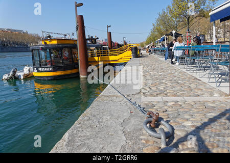 Lione, Francia, 29 marzo 2019 : Berges du Rhone sono una serie di marciapiedi, strade, percorsi ciclabili e pedonali lungo il fiume Rodano a Lione costruito tra il 2 Foto Stock