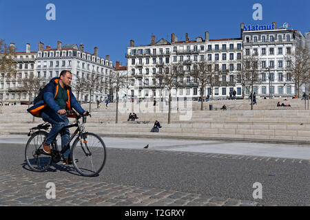 Lione, Francia, 29 marzo 2019 : Berges du Rhone sono una serie di marciapiedi, strade, percorsi ciclabili e pedonali lungo il fiume Rodano a Lione costruito tra il 2 Foto Stock