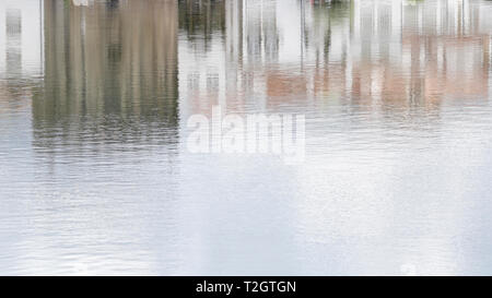 Antico borgo medievale Ponte de Lima città riflette sul fiume Lima confine, a nord del Portogallo Foto Stock