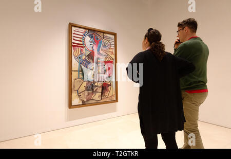 Malaga Museo di Picasso - persone che guardano la pittura di Picasso "Bambino con una pala, Mougins 1971', Malaga, Andalusia Spagna Foto Stock