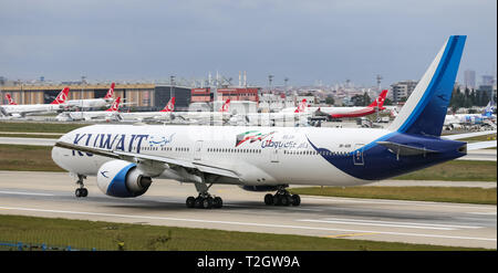 ISTANBUL, Turchia - 30 settembre 2018: Kuwait Airlines Boeing 777-369ER (CN) 62568 decolla dall'aeroporto Istanbul Ataturk. Kuwait Airways ha 27 flotta Foto Stock