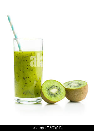 Bicchiere di Frullato di kiwi juicei isolati su sfondo bianco. Foto Stock