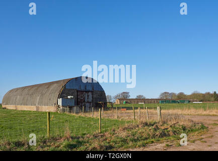 Costruzioni abbandonate a Stracathro airfield, un vecchio Aerodromo di guerra nell'Angus campagna vicino a Brechin in Angus, Scozia. Marzo 2019. Foto Stock