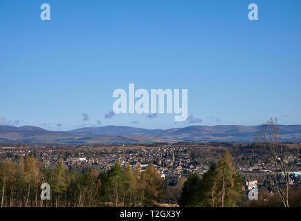 Una vista di Brechin dalla valle laterale che si affaccia a nord di Angus Glens su un luminoso giorno di primavera in marzo. Brechin, Angus, Scozia. Foto Stock