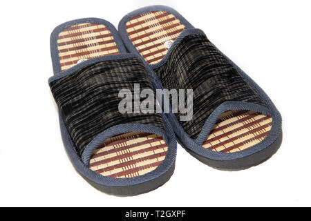 Gli uomini della casa pantofole isolati su sfondo bianco. Pantofole . Scarpe isolata Foto Stock