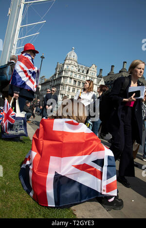 Migliaia di lasciare i sostenitori radunati in Piazza del Parlamento per protestare contro il ritardo di Brexit, nel giorno in cui il Regno Unito avrebbe dovuto lasciare la UE il 29 marzo 2019 a Londra, Regno Unito. Come il Parlamento europeo ha discusso e votato all'interno il commons, respingendo l'accordo di ritiro nuovamente, al di fuori di Westminster vari gruppi di manifestanti comprese le giacche gialle, lasciare significa lasciare i tifosi e il calcio democratico Lads Alliance, riuniti per voce del loro desiderio di lasciare l'Unione europea e la loro frustrazione che Brexit non viene consegnato, sventolando bandiere unione e credere in Britai Foto Stock