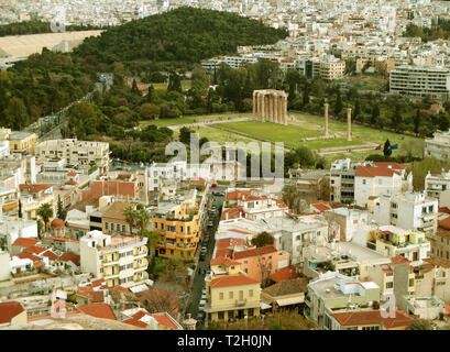 Vista aerea del Tempio di Zeus Olimpio e l'Arco di Adriano come si vede dall'Acropoli di Atene, Grecia Foto Stock